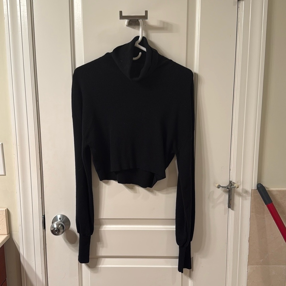 Aritzia Wilfred Cropped Black Long Sleeve Turtle Neck Sweater